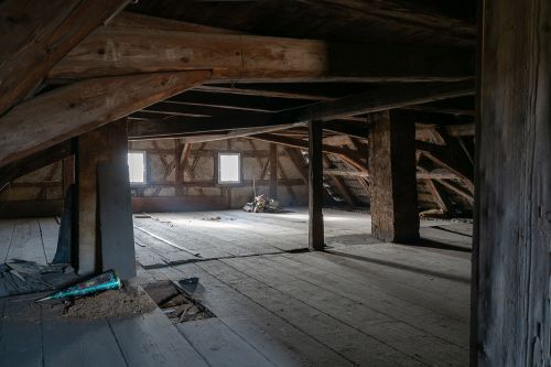 1. Dachgeschoss: Liegender Stuhl mit schrägen Spannriegeln, regionale Besonderheit