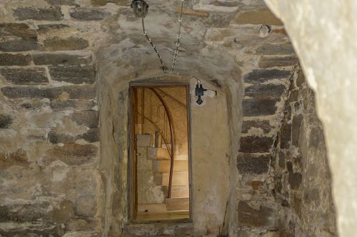 Zugang zu Kellern im Haupthaus, im Hintergrund Boden und Treppenstufen aus Terrazzo