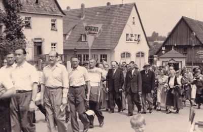 Der weiße Schwanen vor dem Umbau: Nürnberger Thurnauer Festzug 1953 (Irmgard Will)