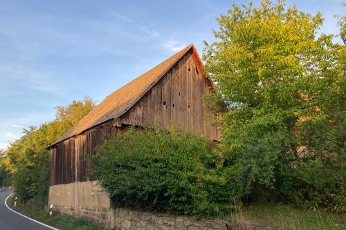 Scheune mit Sandsteinmauer, die dem Straßenausbau weichen soll (Kulmbacher Straße 5)