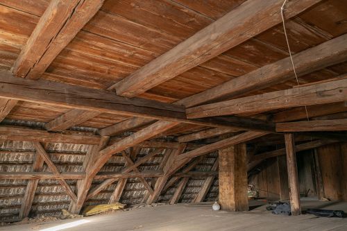 1. Dachgeschoss: Liegender Stuhl, Betondachsteine mit mandelförmiger Aufkantung auf der Innenseite