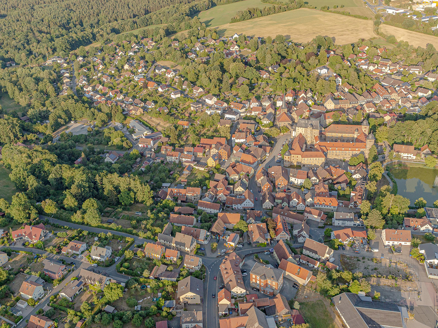 Ensemble Ortskern Thurnau mit Schloß, Schwanen, Neubaugebieten - Luftbild: Ingo Bäuerlein -  www.FrankenAIR.de