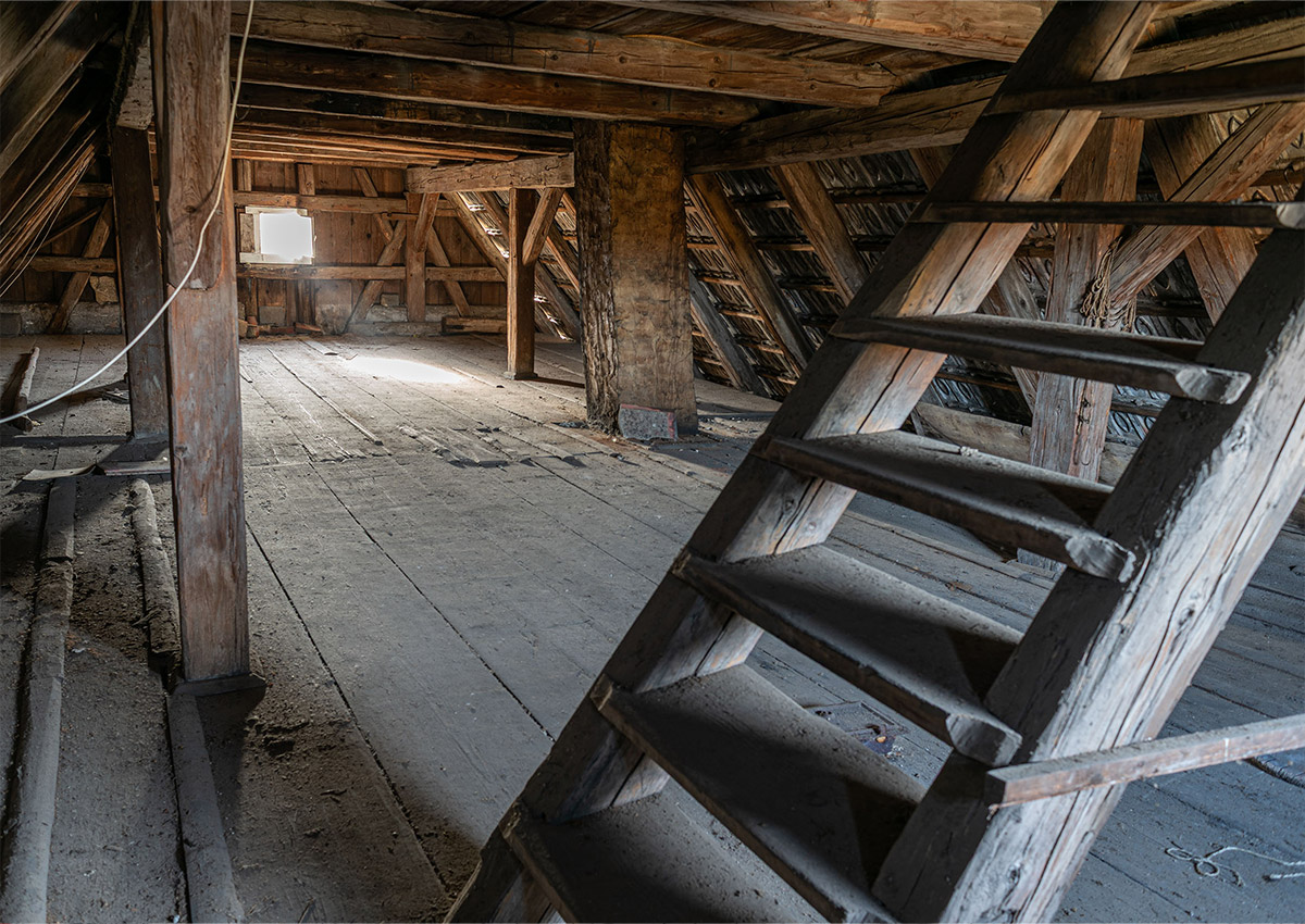 2. Dachgeschoss mit Treppe zum 3. Dachgeschoss, 17.Jh., im ehem. Gasthof zum weißen Schwanen